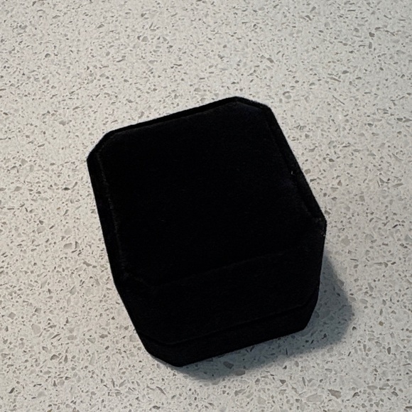 Luxurious Gold tone Ring with Red Gemstone - Picture 8 of 8